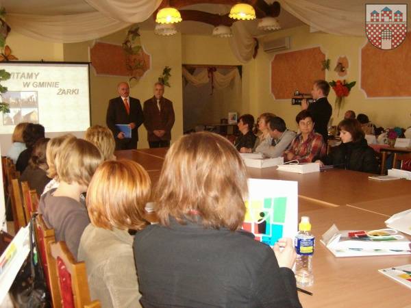 : Na fot. Burmistrz Żarek Klemens Podlejski oraz dyrektor ROK w Katowicach witają uczestników seminarium.